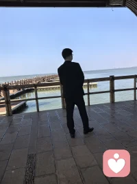那班带走你的飞机，也带走了我的四季。

那班带走你的飞机，也带走了我的四季
你的离开悄无声息，我痛到无法呼吸
你的离开悄无声息，然后让我静静的痛，我知道你现在飞机起飞了，我痛的痛到无法呼吸。
手机屏幕亮着，是你两小时前发来的消息：“我走了，照顾好自己。” 没有标点，没有情绪，像一句轻飘飘的叮嘱，却字字砸在我心上，砸得我五脏六腑都在颤。
我瘫坐在地板上，盯着窗外灰蒙蒙的天，脑子里全是你拖着行李箱出门的背影。
你没有回头，没有拥抱，甚至没有一句像样的告别。
明明是那么相爱的两个人啊。
是会在寒冬深夜，牵着我的手，漫步在公园里讲故事给我听的人；是会在吵架后，红着眼眶给对方煮一碗热粥的人；是会在无数个清晨，顶着乱糟糟的头发，笑着说“早安，我的宝贝”的人。
我们曾在春城的长廊椅子上，看着天上的星星，你说要和我一起攒钱，在这个城市给我一个属于我们自己的家。
我们曾在暴雨里狂奔，你把伞全撑在我头顶，自己半边身子淋得湿透；我们曾经在深夜的马路牙子上喝酒，你抱着我说，这辈子，不要离开我。
怎么就走到了这一步？
你说你要去远方，去追逐那个我们聊过无数次的梦想。你说你舍不得，可你更怕耽误我。你说等你站稳脚跟，就回来娶我。
这些话，我都信。
可我不信，你转身的时候，眼里没有泪光；我不信，你关上家门的那一刻，心里没有疼。
我不敢去送你，我怕我会哭着抱住你的腿，求你别走；我怕我会失态地喊出那句“我等你”，让你带着愧疚上路。
我只能躲在家里，听着楼下的汽车鸣笛声，想象着你一步步走向机场的样子。
想象着你过安检时，会不会下意识地摸一下口袋，想起我们一起买的那个情侣钥匙扣；
想象着你坐在候机厅里，会不会点开我们的合照，红了眼眶。
现在，你应该已经登机了吧。
飞机划过云层，奔向那个没有我的远方。
而我，被留在这座空荡荡的城市里，守着那些破碎的回忆，痛到无法呼吸。
胸腔里像是堵了一团棉花，闷得我喘不过气。
我想喊，想叫，想放声大哭，却发现喉咙里像被什么东西堵住了，发不出一点声音。
眼泪像断了线的珠子，砸在地板上，晕开一小片水渍。我蜷缩着身子，抱着自己，像个迷路的孩子。
明明是相爱的人啊，怎么就只能隔着千山万水，遥遥相望了呢？
我知道，你有你的苦衷，我有我的无奈。
我们都没有错，错的是时间，是距离，是那些身不由己的现实。
可我还是好痛啊。配图