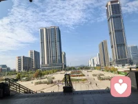 那班带走你的飞机，也带走了我的四季。

那班带走你的飞机，也带走了我的四季
你的离开悄无声息，我痛到无法呼吸
你的离开悄无声息，然后让我静静的痛，我知道你现在飞机起飞了，我痛的痛到无法呼吸。
手机屏幕亮着，是你两小时前发来的消息：“我走了，照顾好自己。” 没有标点，没有情绪，像一句轻飘飘的叮嘱，却字字砸在我心上，砸得我五脏六腑都在颤。
我瘫坐在地板上，盯着窗外灰蒙蒙的天，脑子里全是你拖着行李箱出门的背影。
你没有回头，没有拥抱，甚至没有一句像样的告别。
明明是那么相爱的两个人啊。
是会在寒冬深夜，牵着我的手，漫步在公园里讲故事给我听的人；是会在吵架后，红着眼眶给对方煮一碗热粥的人；是会在无数个清晨，顶着乱糟糟的头发，笑着说“早安，我的宝贝”的人。
我们曾在春城的长廊椅子上，看着天上的星星，你说要和我一起攒钱，在这个城市给我一个属于我们自己的家。
我们曾在暴雨里狂奔，你把伞全撑在我头顶，自己半边身子淋得湿透；我们曾经在深夜的马路牙子上喝酒，你抱着我说，这辈子，不要离开我。
怎么就走到了这一步？
你说你要去远方，去追逐那个我们聊过无数次的梦想。你说你舍不得，可你更怕耽误我。你说等你站稳脚跟，就回来娶我。
这些话，我都信。
可我不信，你转身的时候，眼里没有泪光；我不信，你关上家门的那一刻，心里没有疼。
我不敢去送你，我怕我会哭着抱住你的腿，求你别走；我怕我会失态地喊出那句“我等你”，让你带着愧疚上路。
我只能躲在家里，听着楼下的汽车鸣笛声，想象着你一步步走向机场的样子。
想象着你过安检时，会不会下意识地摸一下口袋，想起我们一起买的那个情侣钥匙扣；
想象着你坐在候机厅里，会不会点开我们的合照，红了眼眶。
现在，你应该已经登机了吧。
飞机划过云层，奔向那个没有我的远方。
而我，被留在这座空荡荡的城市里，守着那些破碎的回忆，痛到无法呼吸。
胸腔里像是堵了一团棉花，闷得我喘不过气。
我想喊，想叫，想放声大哭，却发现喉咙里像被什么东西堵住了，发不出一点声音。
眼泪像断了线的珠子，砸在地板上，晕开一小片水渍。我蜷缩着身子，抱着自己，像个迷路的孩子。
明明是相爱的人啊，怎么就只能隔着千山万水，遥遥相望了呢？
我知道，你有你的苦衷，我有我的无奈。
我们都没有错，错的是时间，是距离，是那些身不由己的现实。
可我还是好痛啊。配图
