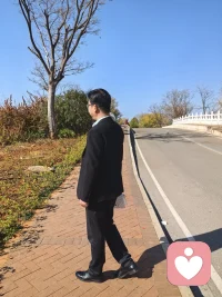 那班带走你的飞机，也带走了我的四季。

那班带走你的飞机，也带走了我的四季
你的离开悄无声息，我痛到无法呼吸
你的离开悄无声息，然后让我静静的痛，我知道你现在飞机起飞了，我痛的痛到无法呼吸。
手机屏幕亮着，是你两小时前发来的消息：“我走了，照顾好自己。” 没有标点，没有情绪，像一句轻飘飘的叮嘱，却字字砸在我心上，砸得我五脏六腑都在颤。
我瘫坐在地板上，盯着窗外灰蒙蒙的天，脑子里全是你拖着行李箱出门的背影。
你没有回头，没有拥抱，甚至没有一句像样的告别。
明明是那么相爱的两个人啊。
是会在寒冬深夜，牵着我的手，漫步在公园里讲故事给我听的人；是会在吵架后，红着眼眶给对方煮一碗热粥的人；是会在无数个清晨，顶着乱糟糟的头发，笑着说“早安，我的宝贝”的人。
我们曾在春城的长廊椅子上，看着天上的星星，你说要和我一起攒钱，在这个城市给我一个属于我们自己的家。
我们曾在暴雨里狂奔，你把伞全撑在我头顶，自己半边身子淋得湿透；我们曾经在深夜的马路牙子上喝酒，你抱着我说，这辈子，不要离开我。
怎么就走到了这一步？
你说你要去远方，去追逐那个我们聊过无数次的梦想。你说你舍不得，可你更怕耽误我。你说等你站稳脚跟，就回来娶我。
这些话，我都信。
可我不信，你转身的时候，眼里没有泪光；我不信，你关上家门的那一刻，心里没有疼。
我不敢去送你，我怕我会哭着抱住你的腿，求你别走；我怕我会失态地喊出那句“我等你”，让你带着愧疚上路。
我只能躲在家里，听着楼下的汽车鸣笛声，想象着你一步步走向机场的样子。
想象着你过安检时，会不会下意识地摸一下口袋，想起我们一起买的那个情侣钥匙扣；
想象着你坐在候机厅里，会不会点开我们的合照，红了眼眶。
现在，你应该已经登机了吧。
飞机划过云层，奔向那个没有我的远方。
而我，被留在这座空荡荡的城市里，守着那些破碎的回忆，痛到无法呼吸。
胸腔里像是堵了一团棉花，闷得我喘不过气。
我想喊，想叫，想放声大哭，却发现喉咙里像被什么东西堵住了，发不出一点声音。
眼泪像断了线的珠子，砸在地板上，晕开一小片水渍。我蜷缩着身子，抱着自己，像个迷路的孩子。
明明是相爱的人啊，怎么就只能隔着千山万水，遥遥相望了呢？
我知道，你有你的苦衷，我有我的无奈。
我们都没有错，错的是时间，是距离，是那些身不由己的现实。
可我还是好痛啊。配图