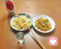 常常忍不住回头张望，看看最初那个满心欢喜、义无反顾的自己，再看看如今满身疲惫、小心翼翼的模样，心中满是怅然，终究是辜负了当初的那份纯粹与热烈，把日子过成了自己不喜欢的样子。我其实挺讨厌这样的自己，没有一点心眼，活得糊里糊涂，太重感情又心软到极致，总是习惯性地顾及别人的感受，生怕自己的言行让他人不悦，却偏偏忘了，自己也需要被心疼、被呵护……嘴上总是倔强地说着“无所谓”，可深夜里，那些压抑的情绪、未说出口的委屈，还是会化作泪水悄然滑落，白天里，我装作大大咧咧、爱笑开朗的样子，用夸张的笑容掩盖内心的荒芜，用喧闹的表象伪装心底的孤寂…只有自己知道，那些笑容有多勉强，那些快乐有多虚假？一瞬间的情绪爆发，一瞬间的脾气上头，最终也只能在无人的角落悄悄平复，然后继续戴上坚强的面具，面对生活的风雨……坚强的外表下，藏着太多无法倾诉的心声，那些没说出口的心事，那些不敢与人言说的遗憾，都悄悄藏在了眼角的笑纹里，融进了深夜的泪水中………原来，成长就是把所有的委屈调成静音模式，把所有的遗憾轻轻安放，学会与生活中的不完美握手言和……往后的路，不想再匆匆赶路，只想慢下来，好好拥抱那个总是顾及别人的自己，不必再为了迎合他人而委屈自己，不必再为了所谓的体面而强撑坚强，愿往后余生，能多一份从容，少一份执念；多一份爱自己的勇气，少一份无谓的内耗，与岁月温柔言和，与自己温暖相拥，即便前路依旧有风雨，也能带着坦荡与坚定，慢慢走向属于自己的晴朗。配图