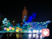 元宵夜，满城灯火如昼，我学着古人去赴灯会之约。却只见人潮涌动，锣鼓声铿锵，鞭炮声此起彼伏，热闹得让人有些招架不住。走至腿脚发酸，才发觉自己更偏爱静谧的美好。此刻归家，煮上一碗汤圆，静静等候那位有故事的朋友，听他娓娓道来，便是最好的元宵。配图