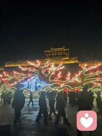 元宵夜，满城灯火如昼，我学着古人去赴灯会之约。却只见人潮涌动，锣鼓声铿锵，鞭炮声此起彼伏，热闹得让人有些招架不住。走至腿脚发酸，才发觉自己更偏爱静谧的美好。此刻归家，煮上一碗汤圆，静静等候那位有故事的朋友，听他娓娓道来，便是最好的元宵。配图