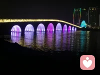 元宵夜，满城灯火如昼，我学着古人去赴灯会之约。却只见人潮涌动，锣鼓声铿锵，鞭炮声此起彼伏，热闹得让人有些招架不住。走至腿脚发酸，才发觉自己更偏爱静谧的美好。此刻归家，煮上一碗汤圆，静静等候那位有故事的朋友，听他娓娓道来，便是最好的元宵。配图