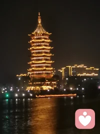 元宵夜，满城灯火如昼，我学着古人去赴灯会之约。却只见人潮涌动，锣鼓声铿锵，鞭炮声此起彼伏，热闹得让人有些招架不住。走至腿脚发酸，才发觉自己更偏爱静谧的美好。此刻归家，煮上一碗汤圆，静静等候那位有故事的朋友，听他娓娓道来，便是最好的元宵。配图