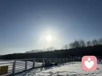 40➕婚内自愈｜嫁给谁其实都是和自己过
杨绛先生说：
“这个世界，终其一生都是你一个人。孩子迟早会长大，繁华落尽，爱情消失，生活归于柴米油盐的平淡，老公只是住同一个屋檐下，共同养育孩子的合作者而已，原来你还是一个人生活。”

以前我也经常抱怨
为什么下班回家
他能心安理得的窝沙发里刷视频打游戏
而看不见地板脏和厨房没洗的锅碗
为什么有了孩子后
他能鼾声如雷的睡觉
任凭孩子哭闹，还嫌弃影响他

我提示过、理论过，甚至大吵过，都没用
“事不关己，高高挂起”的态度依然坚定

结婚17年，眼泪流干，早已明白
你有多看重他，他就多看轻你
与其说婚姻是女性无法逃脱的JianYu
不如说你摆脱不了自己内心的囚笼
折磨你的是自己的执念和心存幻想的期待

以前我也是挣扎在婚姻的泥沼里
焦虑、迷茫、内耗到抑.郁
后来才发现
世间万物都在治-愈你
微独你自己不肯放过自己

44岁才觉醒，好的婚姻是合作关系
自己不会游泳，换100个泳池也没用
谁痛苦，谁改变
没人救得了你，只有你自己

✅散养老公

以前我总期待着他改变，换来失望透顶
骨子里带的，父母都改变不了，我算老几

跟他较劲，就是在消耗我自己
有这个时间不如让自己变美变强
强大才是自己生活幸福的底气和能力

让他做他，让自己做自己
婚姻不过是一场放过别人，饶了自己的修行
若你不能自渡，没有人能拯救得了你，换谁也不行

✅放养孩子

最好的教育不是“管控”“指导”
而是陪伴者，倾听者，他的玩伴和榜样

以前我就是24小时保姆
一呼百应，事事躬亲，面面俱到
现在让树成树，让花成花，自由生长

养孩子累，就是因为我们太用力了
越高级的教育越自由 ，越低级的教育越管控

✅富养自己

以前的我总是往外求，身心俱疲
现在的我只往内求，专注成长滋养自己

整天泡在高能女性⭕子
通过古法运动，爬山，写作，画画，做手工，做美食，富养自己，感知美好生活
用读书观内心，音乐疗愈自己

每天运动1h，强身健体又有多巴胺快乐
没事就多看书，听博客，喝茶，拍摄写作
每周一束花，经常送自己小礼物自我滋养

人生短暂，何苦为难自己
把自己置顶，一样可以活的热气腾腾

当我学会了放养老公，散养孩子，富养自己
孩子懂事了，老公体贴了，家庭氛围也温暖了！

其实所有的关系都是和自己的关系
当我们放下所有的执念，保持好边界感
不但放过了别人，也拯救了自己

当你坚持自配图