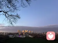 窗外是英国冬日的阴冷与清寂，风微凉，天淡淡，一切都安静得恰到好处。
日子不慌不忙，内心却无比充盈、安稳、踏实。
不必追赶什么，也不必迎合谁，只守着自己的节奏，慢慢生活，认真发光。
这样的冬天，清冷在外，温暖在心，每一天都过得充实又心安。