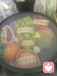 爱是什么？爱是骄傲的人会低头，爱是倔强的人会服软，爱是下意识的惦记和潜意识的偏爱，是心疼、愧疚、尽力而为任然觉得亏欠。爱是在你看不见的地方依然忠诚，爱是发现对方的缺点之后仍然愿意去接纳，所以不要问爱是什么，心甘情愿都是答案。配图