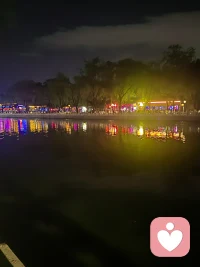 有人说一个人缺什么，就会在在朋友圈晒什么。其实未必，很多时候是你内心缺什么才会觉得别人在炫耀什么，你所见到的世界，不过是你内心的投射罢了。配图