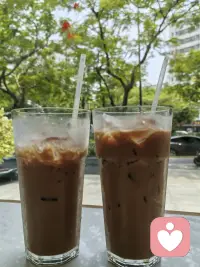 真正美好的缘分，从来不是单向索取，而是双向奔赴、彼此照亮。你接纳我的缺憾，我珍惜你的温柔；你温暖我的岁月，我治愈你的慌张。在彼此的陪伴里，我们慢慢褪去尖锐、戒掉敏感、学会温柔。你为我撑起一方晴空，我为你抚平世间风霜；你照亮我的前路，我丰盈你的余生。配图