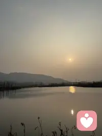 你有没有过一瞬间  心漏了半拍  它像是被狠狠刺痛了的感觉  那一刻只想逃离  连带着任何人任何事都不想去面对  或许是真的难过了  但也无所谓了吧