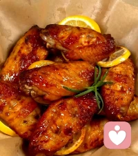 今天我出门看见了蓝色的花真的很好看！！！
还有我吃了美味的鸡翅！！！
你今天吃了什么？看到了什么？
可以找我来聊天哦！(★≧▽^))★☆配图