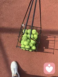 人生最好的朋友是你自己，
觉知自己，每天跟自己对话。
好像是意识跟潜意识的对话，
更了解自己，更容易自洽。
我们与他人的所有关系都是与自我关系的投射；
一个能与自己温暖对话，和谐共处的人，
也必然更健康、更松弛的去爱他人。包括你的孩子。配图