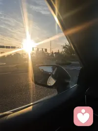 你的身体，比你更知道你的童年经历过什么

你是否有过这样的时刻——明明很累，但肩膀就是松不下来，好像一直有一只手按在上面？
明明不饿，却在深夜打开冰箱，机械地往嘴里塞东西，吃完又觉得更空虚？
明明想挺直腰板，可一坐下，后背就不自觉地弓起来，像在躲什么？
你的身体，从来没有骗过你。

一、含胸驼背：不是你没气质，是你在保护自己最柔软的地方

心脏在胸口。当一个人从小被指责、被否定，他会下意识地“收”起胸口——像一个蜷缩的小动物，把最脆弱的部分藏起来。
“不要被发现”“不要被看见”“只要我缩得够小，伤害就找不到我。”
于是，你的胸椎慢慢变弯，肩膀慢慢内扣，脖子慢慢前伸。这不是体态问题，是你在用骨骼和肌肉，搭建一座保护内心的墙。

二、后背僵硬：你扛了太多本不该你扛的东西

后背，是“支撑”的象征。
如果你从小就要替父母的情绪负责，当他们的出气筒、传话筒，或者在他们争吵时一个人躲在房间里发抖，你的后背就会替你记住这份重量。
你以为你放下了，但你的竖脊肌还死死绷着。那些“我没事”“我不在乎”“我习惯了”，都变成了脊柱两侧硬邦邦的结节。你不是背厚，你是背了太多别人的情绪。

三、情绪化进食：你在用食物填补心里的空洞

在一个吃饭都要被评判的环境里——“吃那么多胖死你”“就你事多，这不吃那不吃”——你会慢慢忘记什么是“饿了吃”，只记得什么是“怕了吃”。
吃，是小时候唯一能自己说了算的事。
长大后，你不再害怕被骂，但你的身体还记得：难过的时候，嚼东西能让人暂时不想哭。空虚的时候，胃被填满，心就好像没那么空了。
你不是贪吃，你是在用食物，喂养那个从来没被好好喂过的自己。

四、坐不住、抖腿、扣手：你的身体一直在“准备逃跑”

如果你小时候长期处于不确定的威胁中——不知道父母什么时候会发火，不知道回家等待你的是冷脸还是暴怒——你的神经就会一直处在“待机警报”状态。
成年后，你明明很安全了，但你的手还是忍不住抠指甲，腿还是忍不住抖，坐在那里就是不安稳。
你的身体在用这些小动作告诉你：它还活在“随时要逃”的旧地图里。
最后，想对你说：
你的体态、你的食欲、你那些停不下来的小动作，不是因为你不够好，是你的身体比你更早经历了不容易。它们用酸痛、僵硬、饥饿，一次又一次提醒你：你心里的伤，还没被看见。从今天起，试着把手放在胸口，对自己说一句：“我知道你撑了很久。辛苦了。现在，可以慢慢松一口气了配图