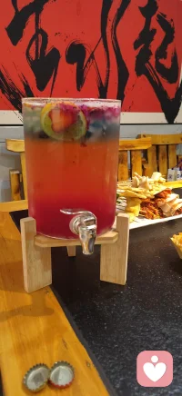 我偷了黄昏的酒，又想拉晚霞的手。虽然我活的蝇营狗苟，却依然心念海棠花瘦。凌晨四点我感觉海棠花未眠，我想这个时候你应该在我身边。总有人间一两风，填我十万八千梦。（拿走不谢）