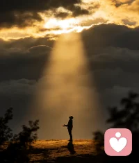 没有在深夜痛哭过的人，不足以谈人生。
那些无人知晓的难过、深夜的眼泪、
放不下的执念与走不出的情绪，我都懂。
正因亲身经历，才更能感同身受，
愿做你黑暗里的微光，温柔倾听，耐心陪伴。配图