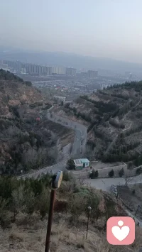 有时候我们都需要一座山，

来安放那些说不出口的情绪。

你呢？此刻最想对自己说一句什么？配图