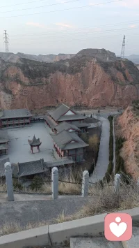 有时候我们都需要一座山，

来安放那些说不出口的情绪。

你呢？此刻最想对自己说一句什么？配图