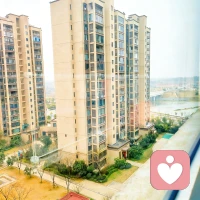 窗前薄雾，楼宇静默，河水不急不缓地流🌫️
生活本就是这样，有坎坷，有不易，有疲惫，也有藏在心底的倔强💪
 
我们都曾在深夜里辗转难眠🌙
一边承受生活的难，一边悄悄自愈🌱
一边默默坚持，一边笑着面对每一天☀️
 
慢慢懂得，真正的强大
是历经风雨依然善良，是走过艰难依然向阳🌷
不抱怨，不依赖，不认输，也不放弃自己✨
 
三八节之际💐
致自己：愿往后安稳，心有暖阳🌞
不慌不忙，从容自在，好好爱自己❤️
 
也致每一个努力生活的你：
愿你被温柔以待，被世界善待🌟
愿我们彼此温暖，彼此照亮🤍
一路同行，彼此共勉🤝
 
往后余生，安稳、坦荡、有光✨
愿每一份心事都被倾听，每一份温柔都被珍惜🌿