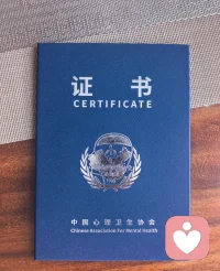 我有一份很安稳也很热爱的工作，但是我考了心理咨询师，目的不是为了拿个证装门面，而是给自己多一层专业底气 。
1. 先救自己：更懂情绪，更会生活，学会识别情绪、处理焦虑、原生家庭、亲密关系等底层问题
不再内耗、不再被情绪牵着走，内心更稳定、更通透，相当于给自己做长期、深度的心理保养。
2. 再帮别人：多一份温柔的能力
 能真正听懂别人的痛苦，给家人、朋友靠谱的支持，学会边界感、共情、沟通，人际关系会舒服很多，你会变成身边人愿意靠近、愿意信任的人。  
      考心理咨询师，是给自己的内心装一套“操作系统”，既治愈自己，也温暖别人，还多一条能走很久的路。配图