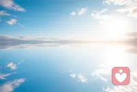 生活总会有不完美，也总有不期而遇的温暖。不必焦虑时光，不必为难自己，允许一切发生，也允许自己慢慢变好。你不需要很厉害才开始，只要开始了，就会慢慢变厉害。认真生活，好好爱自己，把心放宽，把事看淡，日子自会温柔以待，你自会闪闪发光。配图