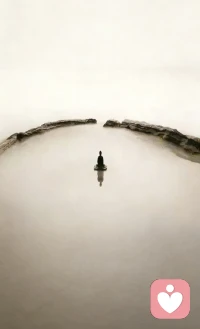 如何在混乱中保持冷静？在内心寻一处钢铁般支点，风暴无法撼动巍然不动山峦。
人们是否浪费了太多时间去思考时间？流逝的并非是时间而是我们本身，当你真正明白这一点每一秒都变得珍贵。
你相信灵魂有形态吗？它无相无形，如同流水，你的作为将它塑造成任何模样。
为什么人的思想如此沉重？人们将思想执着为自我，思想是流云而你是苍穹，任其飘远，那片天空依然属于你。
所谓如水如光般流动究竟意味着什么？流动就是停止抗拒已然存在的一切，水顺势而为却从未失其本色，这便是生活的本质。
为何胜利并非真正的目标？因为胜利仅能向他人证明什么，而成长是向自己交出答卷。配图