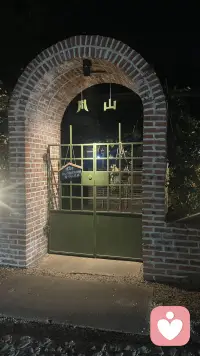 夜色渐深，世界安静下来，那些白天藏起来的情绪，终于可以慢慢被看见。
不必逞强，不用伪装，在这里，你可以放心卸下所有疲惫与不安。
每一份心事都值得被倾听，每一种情绪都值得被温柔对待。
黑夜不是孤独的尽头，而是与自己和解的开始。
愿你在被理解的时刻，慢慢放下焦虑，找回内心的安宁，今夜好眠。配图