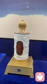 . 生理上：瞬间进入“战斗模式”

• 血压升高、心跳变快、呼吸变急

• 大脑杏仁核被点燃，理智脑暂时“下线”

• 身体紧绷，想发泄、想反击

这是原始人的自保本能：遇到威胁→先反击再说。

2. 心理上：3个核心动机

1. 感到被冒犯/不被尊重
骂人本质是在喊：
“你伤害到我了！”
“我很不爽！”
是在夺回主动权。

2. 情绪太满，装不下了
委屈、愤怒、失望堆在一起，
语言是最直接的泄压口。

3. 想让对方“痛”，以平衡自己的痛
你难受，就想让对方也感受到重量，
这是一种情绪报复，但很本能。

3. 骂完之后的真实心理

• 刚骂完：短暂爽感，压力释放

• 很快：空虚、后悔、自责
因为你知道，这解决不了问题，
只是把痛传给了别人，自己也没变好。配图