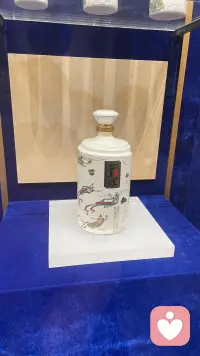 . 生理上：瞬间进入“战斗模式”

• 血压升高、心跳变快、呼吸变急

• 大脑杏仁核被点燃，理智脑暂时“下线”

• 身体紧绷，想发泄、想反击

这是原始人的自保本能：遇到威胁→先反击再说。

2. 心理上：3个核心动机

1. 感到被冒犯/不被尊重
骂人本质是在喊：
“你伤害到我了！”
“我很不爽！”
是在夺回主动权。

2. 情绪太满，装不下了
委屈、愤怒、失望堆在一起，
语言是最直接的泄压口。

3. 想让对方“痛”，以平衡自己的痛
你难受，就想让对方也感受到重量，
这是一种情绪报复，但很本能。

3. 骂完之后的真实心理

• 刚骂完：短暂爽感，压力释放

• 很快：空虚、后悔、自责
因为你知道，这解决不了问题，
只是把痛传给了别人，自己也没变好。配图