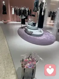 妇女节当天，女性心理状态多元，开心、疲惫、清醒、期待、失落并存，核心是对被看见、被尊重、被理解的渴望。

一、正向积极心理

• 被重视与价值感：收到祝福、礼物、假期、仪式感，感受到社会与身边人的认可，自信、愉悦、幸福。

• 自我犒劳与悦己：主动买礼物、休息、旅行、做喜欢的事，爱自己、放松、满足。

• 身份认同与力量感：节日强化女性身份，感受到群体力量，坚定、自豪、有归属感。

二、疲惫与压力心理

• 角色过载的累：职场+家庭双重压力，节日也难真正放松，身心疲惫、想独处、只想睡觉。

• 期待落差的失落：期待被理解、被陪伴，却只收到形式化祝福，孤独、不被看见、失望。

• 社会期待的焦虑：被要求“完美”“女神”，压力、自我怀疑、不想被绑架。

三、清醒与理性心理

• 祛魅与回归：不再被营销与仪式感裹挟，更务实、重真实需求、拒绝虚假人设。

• 平等诉求：渴望平等对待、尊重、实质支持，而非短暂优待。

• 自我觉醒：明确自我价值，不被定义、为自己而活、拒绝内耗。

四、敏感与情绪波动

• 情绪细腻易共情：节日氛围易触发情绪，感动、感慨、易流泪。

• 隐性委屈浮现：平日压抑的付出、委屈在节日被放大，委屈、想哭、渴望被倾听。

五、不同人群差异

• 职场女性：多为放松、犒劳、期待认可，也有职场压力、平衡焦虑。

• 全职妈妈：渴望被看见、被理解、片刻自由，易有自我价值怀疑、孤独。

• 年轻女孩：开心、悦己、期待平等，反感刻板标签。

• 中老年女性：温暖、被关爱，也有健康焦虑、孤独感。

一句话总结：妇女节这天，女性最想要的，从来不是鲜花与礼物，而是被看见、被尊重、被理解，以及做自己的自由。配图