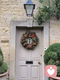 今天有位年轻父亲咨询了关于和女儿的话题！让我联想到从心理学视角看父女关系，是一段非常深刻、影响女孩一生的心理原型。我给你用最清晰、好懂的方式总结一下：

父女关系的心理学核心

1. 父亲是女儿生命中第一个男性形象

• 她对男性、安全感、亲密关系的认知，几乎都来自父亲

• 父亲如何对待她，她就会默认：男人就该这样对我

• 被父亲尊重、疼爱的女孩，长大后不缺爱、不讨好、不卑微

2. 父亲决定女儿的自我价值感

• 父亲的肯定 = 女孩心底的“我值得被爱”

• 父亲的忽视、严厉、缺席 → 容易自卑、敏感、缺安全感

• 父亲越稳定、温和、可靠，女儿越自信、独立

3. 父亲是女儿的勇气来源

心理学里有个结论：

• 母亲给的是情绪安全感

• 父亲给的是探索世界的底气
有稳定父爱支持的女孩：

• 更敢冒险

• 更敢拒绝

• 更敢追求自己想要的人生

4. 父女之间典型的心理模式

女儿心里常见心理

• 小时候：崇拜、依赖、把父亲当超人

• 青春期：叛逆、想逃离、觉得他不懂自己

• 成年后：理解、心疼、突然看懂他的脆弱与压力

父亲心里常见心理

• 不擅长表达爱，只会用“责任、赚钱、保护”来爱

• 怕女儿受伤、怕她吃亏、怕她遇人不淑

• 嘴上严厉，心里比谁都软

• 越老越沉默，越怕成为女儿的负担

5. 父女关系最扎心的心理真相

• 女儿一生都在等待父亲的肯定

• 父亲一生都在默默守护，却不会说

• 很多父女明明深爱，却隔着沉默

• 和解，往往从“女儿开始懂父亲”那一刻发生配图