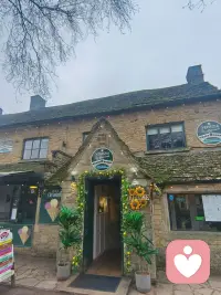 今天有位年轻父亲咨询了关于和女儿的话题！让我联想到从心理学视角看父女关系，是一段非常深刻、影响女孩一生的心理原型。我给你用最清晰、好懂的方式总结一下：

父女关系的心理学核心

1. 父亲是女儿生命中第一个男性形象

• 她对男性、安全感、亲密关系的认知，几乎都来自父亲

• 父亲如何对待她，她就会默认：男人就该这样对我

• 被父亲尊重、疼爱的女孩，长大后不缺爱、不讨好、不卑微

2. 父亲决定女儿的自我价值感

• 父亲的肯定 = 女孩心底的“我值得被爱”

• 父亲的忽视、严厉、缺席 → 容易自卑、敏感、缺安全感

• 父亲越稳定、温和、可靠，女儿越自信、独立

3. 父亲是女儿的勇气来源

心理学里有个结论：

• 母亲给的是情绪安全感

• 父亲给的是探索世界的底气
有稳定父爱支持的女孩：

• 更敢冒险

• 更敢拒绝

• 更敢追求自己想要的人生

4. 父女之间典型的心理模式

女儿心里常见心理

• 小时候：崇拜、依赖、把父亲当超人

• 青春期：叛逆、想逃离、觉得他不懂自己

• 成年后：理解、心疼、突然看懂他的脆弱与压力

父亲心里常见心理

• 不擅长表达爱，只会用“责任、赚钱、保护”来爱

• 怕女儿受伤、怕她吃亏、怕她遇人不淑

• 嘴上严厉，心里比谁都软

• 越老越沉默，越怕成为女儿的负担

5. 父女关系最扎心的心理真相

• 女儿一生都在等待父亲的肯定

• 父亲一生都在默默守护，却不会说

• 很多父女明明深爱，却隔着沉默

• 和解，往往从“女儿开始懂父亲”那一刻发生配图