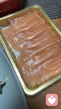 元认知（Metacognition） = 对认知的认知，也就是对思考的思考。
由美国心理学家 弗拉维尔（Flavell） 于1976年正式提出。
简单说：

• 认知 = 你在想什么、做什么（记忆、理解、解题、阅读）

• 元认知 = 你在觉察、监控、调整自己的思考过程

二、两大核心组成

1. 元认知知识（知道什么）

你对自己、任务、策略的稳定认知：

• 个人知识：我擅长逻辑、不擅长死记；我安静时效率高

• 任务知识：这篇论文难，需要精读；考试要理解而非死背

• 策略知识：用分段记号码、思维导图、费曼法更有效

2. 元认知调控（怎么做）

动态循环：计划 → 监控 → 评估 → 调整

• 计划：先定目标、选方法（写报告先列大纲）

• 监控：实时检查（我走神了？这步算错了？）

• 评估：判断效果（我懂了吗？方法有效吗？）

• 调整：换策略（重读、换解法、休息）

三、一句话例子

• 看书走神→意识到→倒回去重读（元认知启动）

• 解题卡住→发现方法不对→换思路（元认知调控）

• 考前知道自己记不住→用卡片+间隔复习（元认知知识）

四、为什么重要

• 学习更高效：会学习如何学习

• 决策更理性：跳出情绪，审视自己的判断

• 自我成长：持续反思、优化思维模式配图