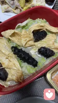 元认知（Metacognition） = 对认知的认知，也就是对思考的思考。
由美国心理学家 弗拉维尔（Flavell） 于1976年正式提出。
简单说：

• 认知 = 你在想什么、做什么（记忆、理解、解题、阅读）

• 元认知 = 你在觉察、监控、调整自己的思考过程

二、两大核心组成

1. 元认知知识（知道什么）

你对自己、任务、策略的稳定认知：

• 个人知识：我擅长逻辑、不擅长死记；我安静时效率高

• 任务知识：这篇论文难，需要精读；考试要理解而非死背

• 策略知识：用分段记号码、思维导图、费曼法更有效

2. 元认知调控（怎么做）

动态循环：计划 → 监控 → 评估 → 调整

• 计划：先定目标、选方法（写报告先列大纲）

• 监控：实时检查（我走神了？这步算错了？）

• 评估：判断效果（我懂了吗？方法有效吗？）

• 调整：换策略（重读、换解法、休息）

三、一句话例子

• 看书走神→意识到→倒回去重读（元认知启动）

• 解题卡住→发现方法不对→换思路（元认知调控）

• 考前知道自己记不住→用卡片+间隔复习（元认知知识）

四、为什么重要

• 学习更高效：会学习如何学习

• 决策更理性：跳出情绪，审视自己的判断

• 自我成长：持续反思、优化思维模式配图