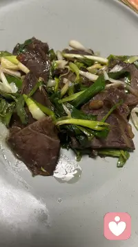 元认知（Metacognition） = 对认知的认知，也就是对思考的思考。
由美国心理学家 弗拉维尔（Flavell） 于1976年正式提出。
简单说：

• 认知 = 你在想什么、做什么（记忆、理解、解题、阅读）

• 元认知 = 你在觉察、监控、调整自己的思考过程

二、两大核心组成

1. 元认知知识（知道什么）

你对自己、任务、策略的稳定认知：

• 个人知识：我擅长逻辑、不擅长死记；我安静时效率高

• 任务知识：这篇论文难，需要精读；考试要理解而非死背

• 策略知识：用分段记号码、思维导图、费曼法更有效

2. 元认知调控（怎么做）

动态循环：计划 → 监控 → 评估 → 调整

• 计划：先定目标、选方法（写报告先列大纲）

• 监控：实时检查（我走神了？这步算错了？）

• 评估：判断效果（我懂了吗？方法有效吗？）

• 调整：换策略（重读、换解法、休息）

三、一句话例子

• 看书走神→意识到→倒回去重读（元认知启动）

• 解题卡住→发现方法不对→换思路（元认知调控）

• 考前知道自己记不住→用卡片+间隔复习（元认知知识）

四、为什么重要

• 学习更高效：会学习如何学习

• 决策更理性：跳出情绪，审视自己的判断

• 自我成长：持续反思、优化思维模式配图