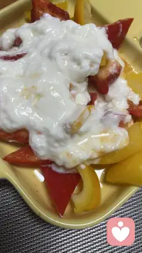 元认知（Metacognition） = 对认知的认知，也就是对思考的思考。
由美国心理学家 弗拉维尔（Flavell） 于1976年正式提出。
简单说：

• 认知 = 你在想什么、做什么（记忆、理解、解题、阅读）

• 元认知 = 你在觉察、监控、调整自己的思考过程

二、两大核心组成

1. 元认知知识（知道什么）

你对自己、任务、策略的稳定认知：

• 个人知识：我擅长逻辑、不擅长死记；我安静时效率高

• 任务知识：这篇论文难，需要精读；考试要理解而非死背

• 策略知识：用分段记号码、思维导图、费曼法更有效

2. 元认知调控（怎么做）

动态循环：计划 → 监控 → 评估 → 调整

• 计划：先定目标、选方法（写报告先列大纲）

• 监控：实时检查（我走神了？这步算错了？）

• 评估：判断效果（我懂了吗？方法有效吗？）

• 调整：换策略（重读、换解法、休息）

三、一句话例子

• 看书走神→意识到→倒回去重读（元认知启动）

• 解题卡住→发现方法不对→换思路（元认知调控）

• 考前知道自己记不住→用卡片+间隔复习（元认知知识）

四、为什么重要

• 学习更高效：会学习如何学习

• 决策更理性：跳出情绪，审视自己的判断

• 自我成长：持续反思、优化思维模式配图