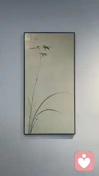 我用最通俗、最心理学本质的方式，给你讲清楚：焦虑到底是什么。

焦虑在心理学上的本质

一句话：
焦虑 = 大脑对「未来不确定的危险」提前发出的警报。

. 它不是病，是人的「防御系统」

• 恐惧：现在有危险（比如被狗咬）

• 焦虑：未来可能有危险（比如担心被狗咬、担心出错、担心被否定）

焦虑本来是保护你的：
让你提前准备、规避风险、提高警觉。

2. 为什么现代人特别容易焦虑？

因为我们的大脑还停留在原始人模式：

• 原始人：怕野兽、怕饿肚子

• 现代人：怕失败、怕孤独、怕被评价、怕未来失控

大脑分不清**“真危险”和“心理危险”**，
一紧张就自动启动：心跳快、胸闷、胡思乱想、睡不着。

3. 焦虑的核心心理机制

① 对「失控」的恐惧

焦虑的人，本质是：
我害怕事情不在我掌控里。

② 过度脑补未来

大脑不停演小剧场：
万一搞砸了怎么办？
万一没人喜欢我怎么办？
万一我不行怎么办？

③ 自我要求太高

越优秀、越敏感、越负责的人，越容易焦虑。
因为你不允许自己出错。

4. 焦虑在心理学里的一句话总结

焦虑 = 注意力放在了「不可控的未来」，
而不是「能做的现在」。

5. 最简单、最有效的缓解逻辑（心理学通用）

1. 把“我好焦虑”换成：
“我的大脑在提醒我，我在乎这件事。”

2. 停止想“会怎样”，只想“现在能做什么”。

3. 接受：人生本来就不确定，我不需要百分百安全。配图