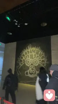 离婚不是结束，是一场剧烈的心理重建，很多感受都是正常的，不是你脆弱。我给你把最真实、最常见的心理状态讲清楚，你会发现：你不是一个人这样。

一、刚离婚最常见的心理

1. 失控感、空落落
生活节奏被打断，明明是自己选的，还是会心慌、空虚，像少了一块。

2. 反复自我怀疑
是不是我不够好？是不是我做错了？是不是我太冲动？
这是最折磨人的阶段，但不代表你真的有错。

3. 委屈、愤怒交替
一会儿觉得不甘心，一会儿又恨对方，一会儿又心疼自己。
情绪像过山车，很正常。

4. 害怕未来
怕一个人过不好，怕再婚难，怕别人眼光，怕孤独终老。

二、中期会出现的心理

1. 麻木与平静
哭不动、吵不动，反而冷静下来，开始接受现实。

2. 边界感觉醒
不想再迁就、委屈自己，开始把自己放在第一位。

3. 重新找回自我
以前围着家庭、孩子、对方转，现在慢慢想起：
我喜欢什么，我想怎么活。

三、很多人都会有的“误区心理”

• 觉得离婚=失败
其实离婚只是一段关系结束，不是人生失败。

• 觉得再也不会幸福
恰恰相反，很多人离婚后，才真正活得轻松、自由。

• 觉得别人都在看我笑话
大多数人只关心自己，你没你想的那么“被盯着”。

四、真正走出来的标志

• 不再频繁翻看对方消息、不再情绪被牵动

• 能平静说起过去，不恨、不怨、也不执念

• 开始规划自己的生活：工作、存钱、爱好、社交

• 接受：我一个人也可以过得很好配图