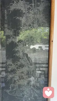 环境诱发型紧张
注意力被干扰+被注视感
监考人员走动、目光扫视，会让人产生被监视、被审视的感觉，潜意识担心“是不是我动作不对、会不会被误会”，大脑从专注做题切换到警觉状态，紧张感随之出现。

氛围传染（情绪共情）
考场本身就是高压环境，监考的巡查动作会放大集体紧张氛围，哪怕你原本心态平稳，也会被环境情绪带动。

轻微的应激本能
人面对近距离移动的陌生人+封闭考核场景，原始警觉本能会被激活，心跳、专注力都会受影响，并非你心理素质差。