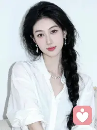 一个人真正高级的活法，
不是活在底层情绪里，一戳就炸、一点就燃；
而是学会屏蔽杂音、守住内心。
 
别人的评价、外界的喧嚣、无关的是非，
都不必往心里去。
心若不动，风又奈何；
你若不伤，岁月无恙。
 
把精神世界收拾干净，
不内耗、不纠结、不被任何人影响情绪，
安安静静做自己，舒舒服服过生活。
如如不动，便是人间最高级的修行。配图