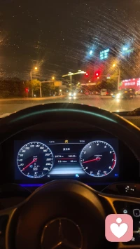 不回你微信的人，就别再打扰了。这引起了很多人的共鸣。

有人说：“不就是忘记回消息嘛，没什么重要的。”

其实不然，很多时候，你以为的不重要，却让对方倍感失望。

在这个手机不离身的年代，不回消息，就是一种态度。

一个在乎你的人，无论你发什么，他都会给你回应，哪怕当下很忙，事后也会说一声；

一个不在乎你的人，无论你的消息多么饱含深情和关心，他总会自动忽略。

对于不需要你的人，心里没有你的人，无论你对他多好，对他来说，都是一种打扰。

是啊，

打扰这样一个人，我们太不礼貌了。

有句话说得很对：

沉默就是答案；

不主动就是拒绝；

没有回应，本身就是一种回应。

任何一段关系，都是你对我好，我便加倍回应你；

你对我冷淡，我便转身看更好的风景，见更值得的人。

不内耗自己，更无需看轻自己。

 

世间所有的情感，都需要用心经营。

“忘记回消息，干脆就不回了”，

这里面包含了多少感情上的不在乎和态度上的无所谓，

面对一个不回你消息的人，与其满是失望，不如不再打扰。

你的真心和时间，值得更重要的事，也值得事事都回应你的人。

￼

咨询配图