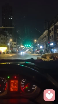 不管别人怎么打压你、贬低你，
那是他们的事，你都不要当真。
打压你的人，本来就没希望你好；
贬低你的人，骨子里就瞧不起你。
很多人之所以不自信，不是因为他们本身真的有多差，
而是他们听信了别人对他们的差评，就以为自己确实很差配图