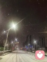 原来雪才是最懂成年人的伪装色。
它用漫天洁白覆盖了城市的喧嚣，却在路灯下显露出最真实的狼狈。
今夜这飘洒的大雪，像是一千万个无声的冤屈，千军万马般压在心头 ❄️。
很多人在雪夜里赶路，却不知道哪里是归途；
很多人看似坚强，却在无人的角落偷偷红了眼眶。
如果你也觉得此刻的风雪太冷，觉得心事太重无处安放 👇
👉 请私信我。
我是那个愿意在这个雪夜，陪你把委屈说出口的倾听师。
愿雪落无痕，你心有归处。