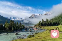 我们总以为来日方长，却忘了世事无常，手心的滚烫慢慢变凉，那些忙那些慌，我都体谅。累了就出去走走，景色很美，目之所及皆是回忆，心之所向皆是过往。照顾好自己的健康和情绪，人生就赢了一大半，其余自有安排。小时候怕孤独，长大后怕被孤立，寻遍半生才懂，唯一契合灵魂的只有自己。独处不是孤独，是不愿再陪无关的人演戏。古人亦有训：经商不发国难财、不夺贫弱利；不笑天灾、不笑人祸、不笑疾病。心存善念，行止有度，安静自守，便是最好的人生。配图