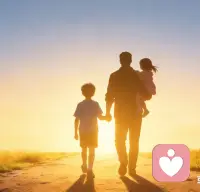 致吾儿

 吾儿尚稚，懵懂识世，此刻正需双亲为盾，全力托举。我愿倾尽此生心力，敛去旧日锋芒，藏起自由轻狂，以双肩为你们撑起一片无忧天地，以掌心为你们拂去前路风霜。不求你们日后大富大贵，不盼你们职场步步高升，唯愿你们能守住三餐温饱，安享岁月清宁——这便是我心中最实在的“好命”。
 人间纷扰，世事繁杂，多少人追名逐利，终以自由、健康、安宁为代价，换得一身虚浮荣光。我舍不得你们卷入这般取舍，只盼你们在温饱之余，能有一方安静角落，安放身心；更愿你们在安稳之上，保有几分自在随性，不被俗务裹挟，不被他人定义。这份“温饱、安静、自由”的万中无一之福，便是我对你们最深的期许。
 待你们羽翼渐丰，能独自抵御风雨，坦然面对人生起落，我便悄然隐退，重拾心底遗落的微光。待你们顶天立地，自成一方朗阔天地，眼底有光，心中有暖，行稳致远，向阳而生，我必举杯邀月，对影成酌。一杯敬岁月，敬那些咽入心底的心酸，与默然扛起的担当；一杯敬过往，敬那些藏于身后的骄傲，与踉跄前行的一路风霜。
 而后我便转身，寻回曾为你们遗落的羽翼，奔赴那阔别已久的长风与苍穹，去赴一场属于自己的山海之约，归返本真，重拥自由。唯愿吾儿，此生三餐四季皆安，心有清宁，身有自在，无需逞强，不必勉强，于人间烟火中，活成自己最喜欢的模样，岁岁年年，平安顺遂。配图