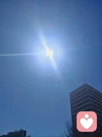 真正的向阳而生，从来不是等太阳照进来，而是在自己心里，升起一轮永不落的太阳。这就是我「宇凡自愈108法」里，最核心的「强身固本」法门：
每天晒晒太阳，给身体补阳；
每天和自己对话，给内心升阳。
用忘我接纳消解内耗，用看清因果放下执念，用日日向阳，把所有焦虑抑郁，都晒成过往云烟。向阳而生，逐光而行！