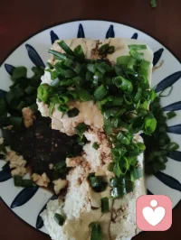 豆腐赋·至味归真
 
我尝遍寰宇百种豆腐，烹尽千般技法，
从千年古法到四方新味，皆入我庖厨生涯。
却独爱这刚出锅的嫩白，带着豆香滚烫，
不施繁复，只佐当地纯粮佳酿——
老醋凝岁月沉香，酱油藏时光绵长，
再撒一把鲜切小葱，翠色提香，清冽回甘。
一蘸，是舌尖起舞的酣畅；
一尝，是返璞归真的坦荡。
世间至味，从不在山珍海味，
而在这一口简单到极致的滚烫，
一口入魂，便胜却人间万象。
人生得此一味，足矣，快哉，酣畅！
  吟唱豆腐小诗一首助兴，美哉！
 白玉凝脂出釜汤，
青葱提味醋生香。
尝遍千般豆腐味，
最是简单入魂肠。