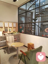 雨落杯间，心归自在。檐外雨织，窗内茶暖。 一杯咖啡，熨帖了连日奔波的尘劳；一张彩票，藏着生活不期而遇的温柔。 春天的雨，从来不是扰人的喧嚣，而是给灵魂按下的暂停键。在咖啡的光影里，把疲惫卸下，把忙碌关在门外，只留一室清宁，一捧暖意。 世间所有的疲惫，终会被一杯热饮、一场好雨、一份小幸运温柔化解。 把这份幸运揣进怀里，让它随你奔赴明日的山海。雨会停，天会晴，而属于你的好运，才刚刚启程。