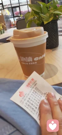 雨落杯间，心归自在。檐外雨织，窗内茶暖。 一杯咖啡，熨帖了连日奔波的尘劳；一张彩票，藏着生活不期而遇的温柔。 春天的雨，从来不是扰人的喧嚣，而是给灵魂按下的暂停键。在咖啡的光影里，把疲惫卸下，把忙碌关在门外，只留一室清宁，一捧暖意。 世间所有的疲惫，终会被一杯热饮、一场好雨、一份小幸运温柔化解。 把这份幸运揣进怀里，让它随你奔赴明日的山海。雨会停，天会晴，而属于你的好运，才刚刚启程。