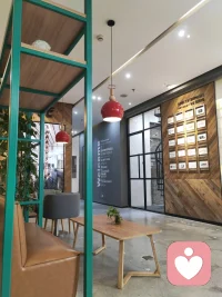 雨落杯间，心归自在。檐外雨织，窗内茶暖。 一杯咖啡，熨帖了连日奔波的尘劳；一张彩票，藏着生活不期而遇的温柔。 春天的雨，从来不是扰人的喧嚣，而是给灵魂按下的暂停键。在咖啡的光影里，把疲惫卸下，把忙碌关在门外，只留一室清宁，一捧暖意。 世间所有的疲惫，终会被一杯热饮、一场好雨、一份小幸运温柔化解。 把这份幸运揣进怀里，让它随你奔赴明日的山海。雨会停，天会晴，而属于你的好运，才刚刚启程。