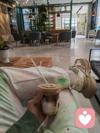 工作的弦绷得太紧，就停下来喝杯咖啡吧。好好爱自己，才是一切动力的源头。工作时全力以赴，休息时全然松弛，把生活的小确幸握在手里，就是最好的成功。
 小诗一首悦己
 案头堆卷暂搁边，
咖啡半杯抵尘烟。
偷得浮生半日暖，
先爱自己，再赴人间。配图